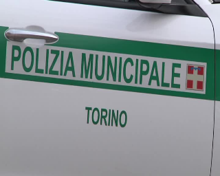Trasportava persone abusivamente, fermato dalla polizia locale